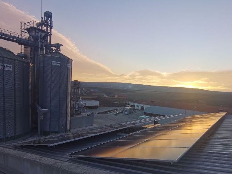 Photovoltaic system with an installed #power of 50.22 kW, consisting of 124units of 405W photovoltaic #panels that will be connected to an #inverter . The system is connected to a 20 kW #storage system consisting of 4 modular batteries. The project also includes a 22kW charging station equipped with 2 sockets, which will operate in parallel with the photovoltaic system and the electrical network present at the location.