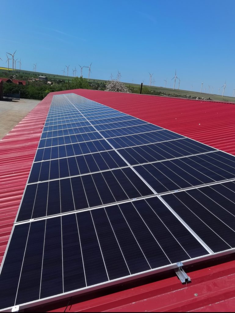 A 40 kW #fotovoltaic system consisting of 120 photovoltaic panels, 3 inverters and a storage capacity of 20kWh. The assembly was connected to an intelligent energy management system.  The project aims to power a farm and an office building.  Be part of the transition to green energy with team 2A!