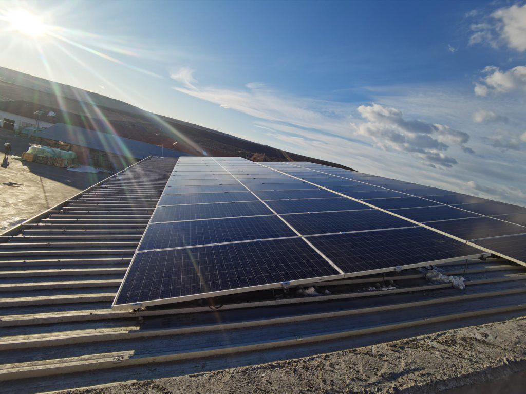 Photovoltaic system with an installed #power of 50.22 kW, consisting of 124units of 405W photovoltaic #panels that will be connected to an #inverter . The system is connected to a 20 kW #storage system consisting of 4 modular batteries. The project also includes a 22kW charging station equipped with 2 sockets, which will operate in parallel with the photovoltaic system and the electrical network present at the location.